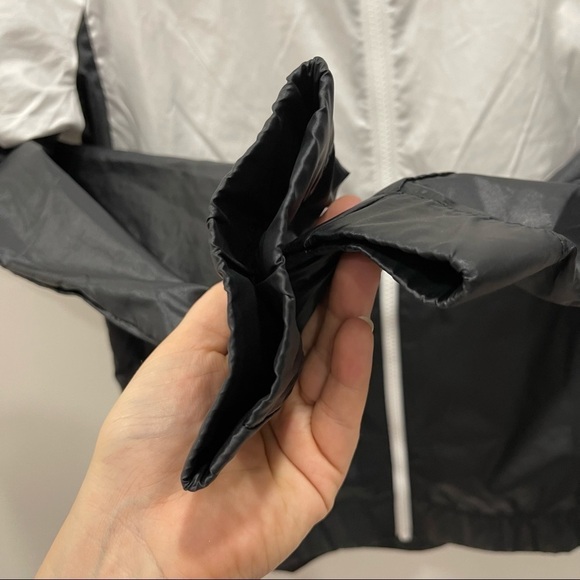 Nike Sportswear Windrunner Jacket Hooded Lightweight Standard Fit XL Girl Junior - Picture 6 of 13